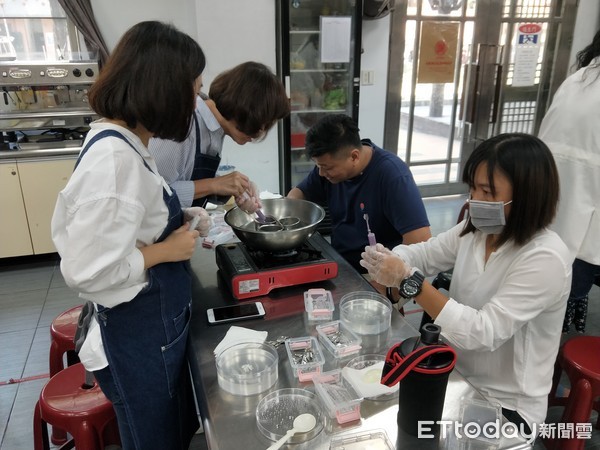 ▲亞洲高級餐旅學校，將現今最流行的飲食美學「盤中藝術〜果凍花」引入校園，創南台灣高職之先聲。（圖／記者林悅翻攝，下同）