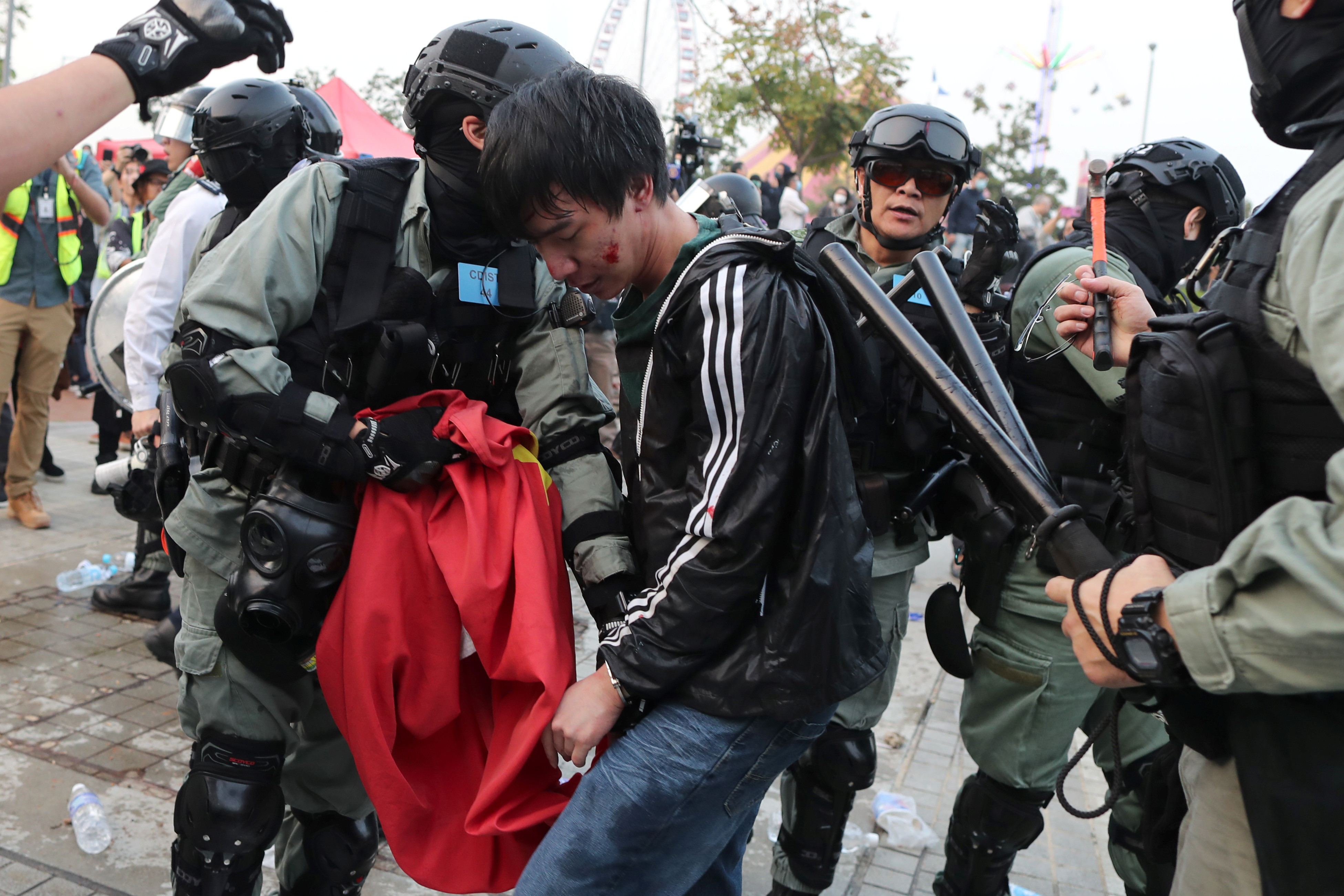 ▲香港民眾香港民眾在衝突中拿下大陸國旗遭警方逮捕。（圖／路透）