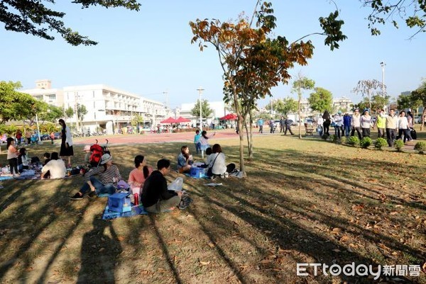 ▲台南市「耶誕派對風-公園綠地野餐」在西港區中央公園舉辦，市長黃偉哲再度擔任台南胡麻代言人。（圖／記者林悅翻攝，下同）