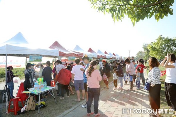 ▲台南市「耶誕派對風-公園綠地野餐」在西港區中央公園舉辦，市長黃偉哲再度擔任台南胡麻代言人。（圖／記者林悅翻攝，下同）