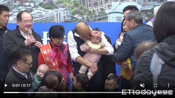 女嬰被抱「大爆哭」韓國瑜親頭…　醫生警告：恐感染病毒住院 | ETtod
