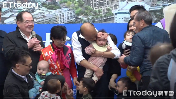 ▲▼女嬰被抱「大爆哭」韓國瑜親頭。（圖／記者張榮恩攝）