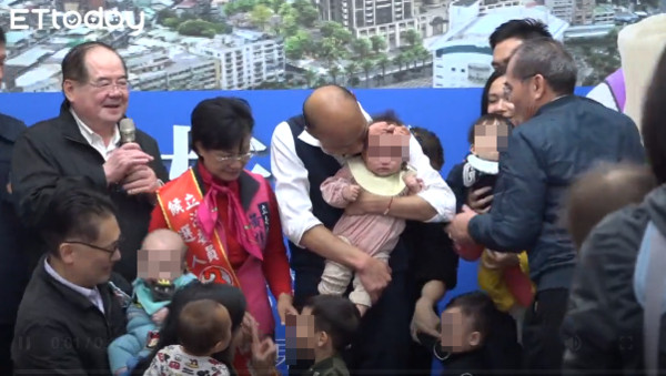 ▲▼女嬰被抱「大爆哭」韓國瑜親頭。（圖／記者張榮恩攝）