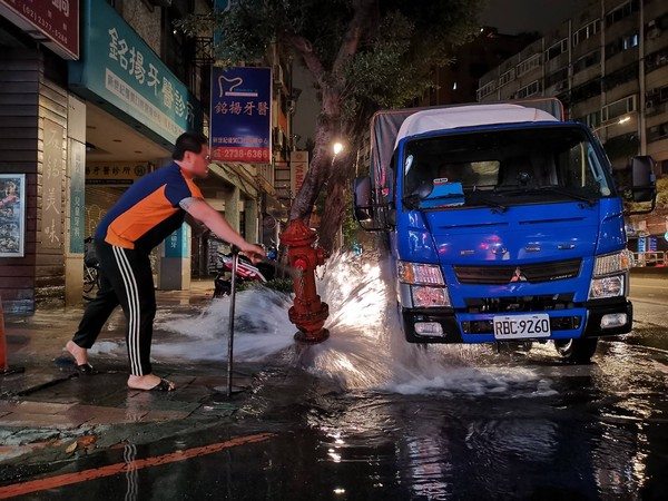 ▲▼曾姓男大生租貨車載運器材，轉彎時不慎將路旁消防栓撞斷。（圖／記者游宗樺翻攝）