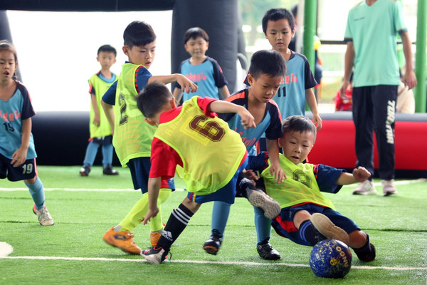 ▲▼城市幼兒園盃親子足球臺中潭子登場  新科旅德球員王義友開球             。（圖／中華民國迷你足球協會提供）