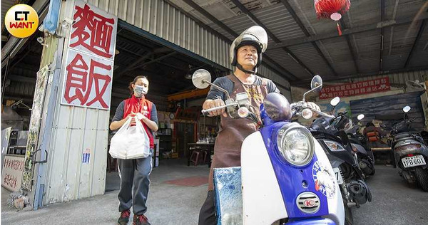 梁清松夫妻倆人為了照顧獨居老人，每天送出熱騰騰的便當給老人吃，風雨無阻。　（圖／宋岱融攝）