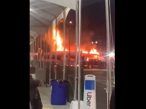 ▲洛杉磯機場當地時間21日晚間發生大火。（圖／翻攝自推特）