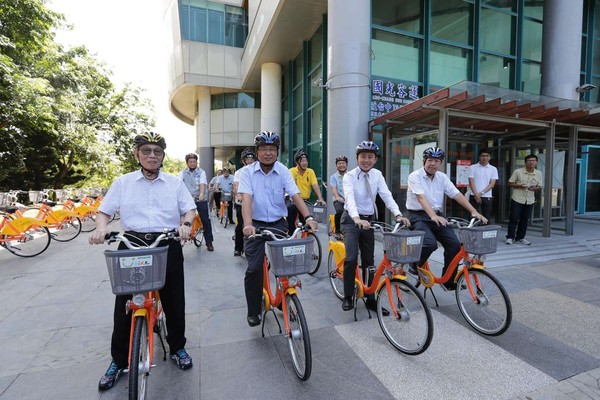 ▲新竹市長林智堅體驗科學園區YouBike 。（圖／新竹市政府提供）