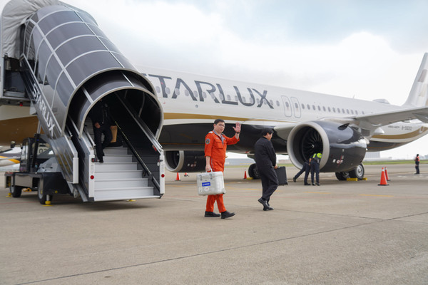 ▲▼星宇航空董事長開著貳號機抵達桃園機場。（圖／星宇航空提供）