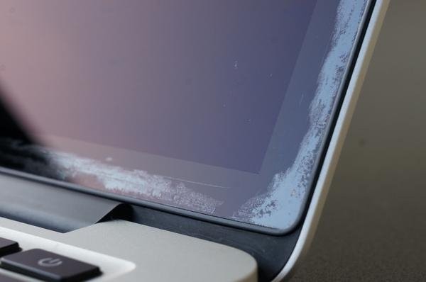 ▲▼MacBook Pro螢幕抗反光鍍膜脫落。（圖／取自ＭacRumors）