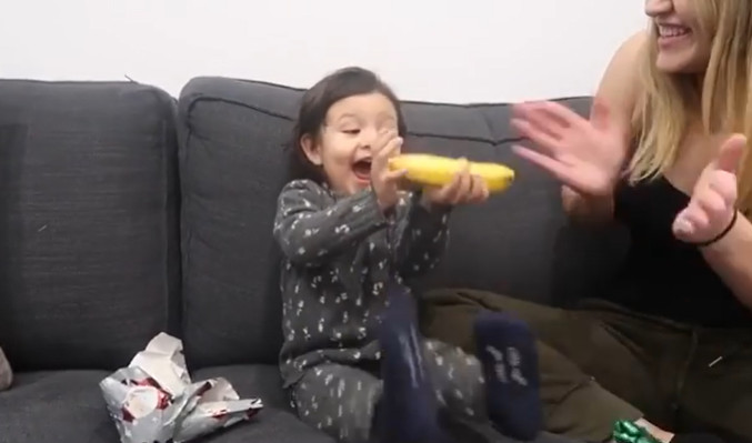 ▲▼超療癒！爸爸送最爛聖誕禮物　女兒拆開見香蕉興奮高呼。（圖／翻攝自Twitter／Instagram「LGND」）