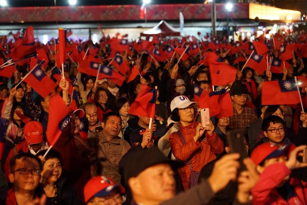 韓國瑜為黃志雄站台8000人相挺　高喊「台灣要重新翻轉」 | ETtod