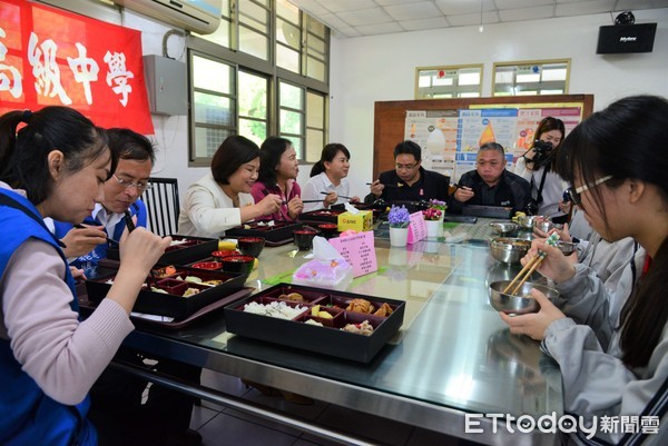 ▲雲林縣長張麗善前往斗南高中，感謝學校對於縣府政策配合，選用在地優質畜禽產品，並與學校師生共餐，品嚐美味營養午餐。 （圖／記者蔡佩旻翻攝）