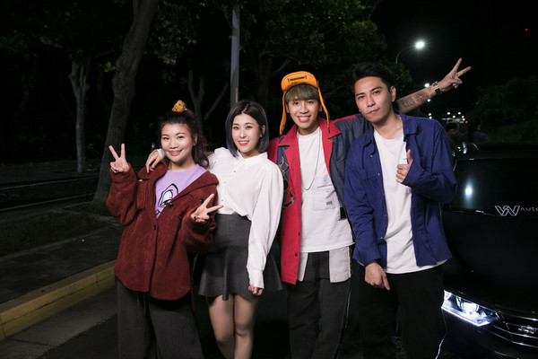 ▲鼓鼓與這群人的石頭（右一）董仔（左一）木星（左二）合作拍MV。（圖／相信音樂提供）