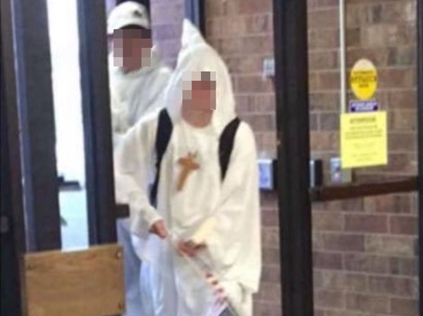 ▲懷俄明州的瑞弗頓高中（Riverton High School）2名學生穿白袍、白色錐形帽來學校，被認為是3K黨服飾。（圖／翻攝Twitter@ure_too_close）