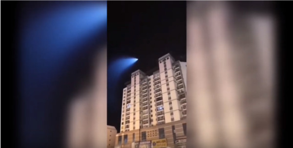 ▲▼北京夜空神秘雲彩，網友猜測可能是試射「巨浪-3」潛射飛彈。（圖／翻攝自《多維新聞》）