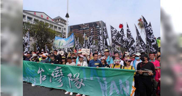 WeCare罷韓遊行刻意切割，只列出九個大隊，第十個隊伍則是由民進黨多名政治人物帶隊的台灣隊。