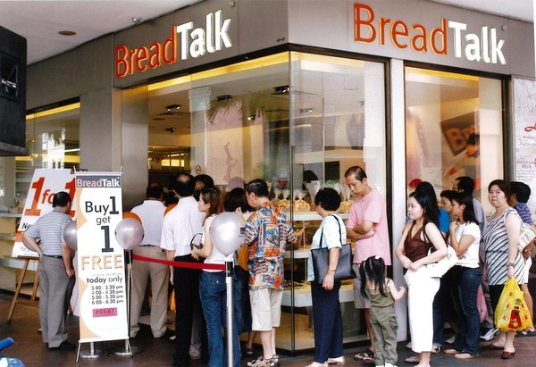 郭明忠因為想家回到新加坡，而後創立麵包物語，目前集團年營收約150億元。（麵包物語提供） 