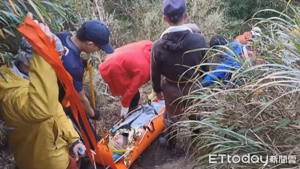 ▲男子登山不慎滑落山坡，警消人員從白天搶救至晚上，工花了近12小時才將人救回。（圖／記者黃孟珍翻攝）