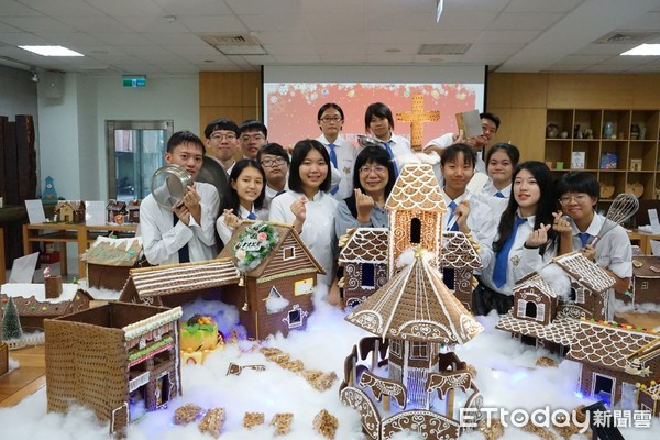 ▲台南市光華高中餐旅群師生，運用薑餅屋的概念搞創意，為90週年校慶注入滿滿的幸福感。（圖／記者林悅翻攝，下同）