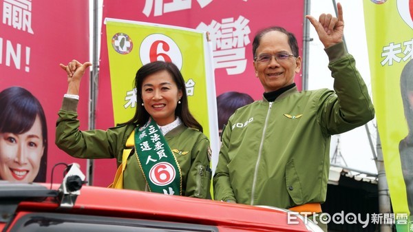 ▲前行政院長游錫堃，陪同台南第四選區民進黨候選人林宜瑾車隊遊行，向選民拜票。（圖／記者林悅翻攝，下同）