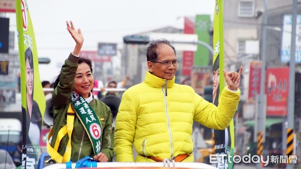 ▲前行政院長游錫堃，陪同台南第四選區民進黨候選人林宜瑾車隊遊行，向選民拜票。（圖／記者林悅翻攝，下同）