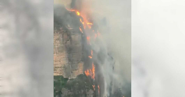 澳洲大火出現火燒懸崖的「火瀑布」，短時間內很難撲滅。（圖／翻攝自hahessy推特）