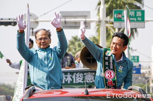 ▲前行政院長游錫堃，為台南市第五選區立委候選人林俊憲助陣，陪同林俊憲車隊掃街大造勢。（圖／記者林悅翻攝，下同）