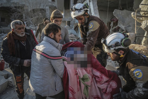 ▲敘利亞東北部的伊得利卜省（Idlib）遭到政府軍與俄國空軍轟炸，人道救援組織白頭盔（White Helmet），2019年12月19日。（圖／達志影像／美聯社）