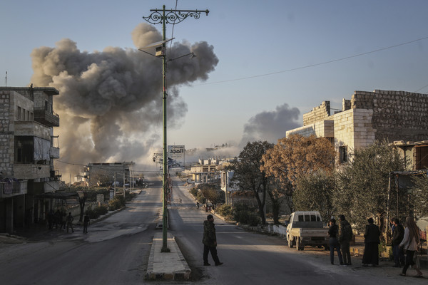 ▲敘利亞東北部的伊得利卜省（Idlib）遭到政府軍與俄國空軍轟炸，2019年12月18日。（圖／達志影像／美聯社）