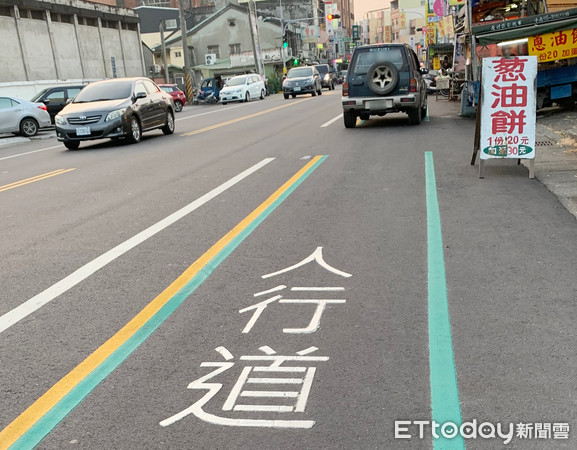 ▲雲林縣莿桐鄉公所認為，市區中正路為主要道路之一，常有人車爭道與路間隨意停車情況，為保障行人行的安全，向營建署爭取規劃增設綠色標線的「行人專用道」。（圖／記者蔡佩旻攝）