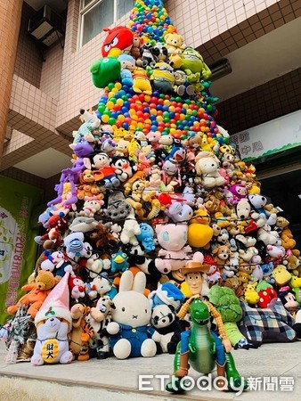 ▲集合許多回收娃娃組成的「娃娃總動員」聖誔樹。（圖／台灣玩具圖書館提供）