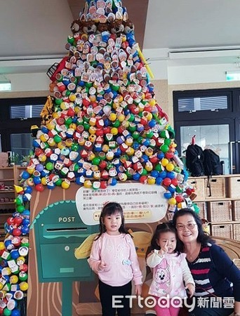 ▲志工們發揮巧思分工合作打造二手玩具聖誕樹，成為親子拍照打卡的好對象。（圖／台灣玩具圖書館提供）