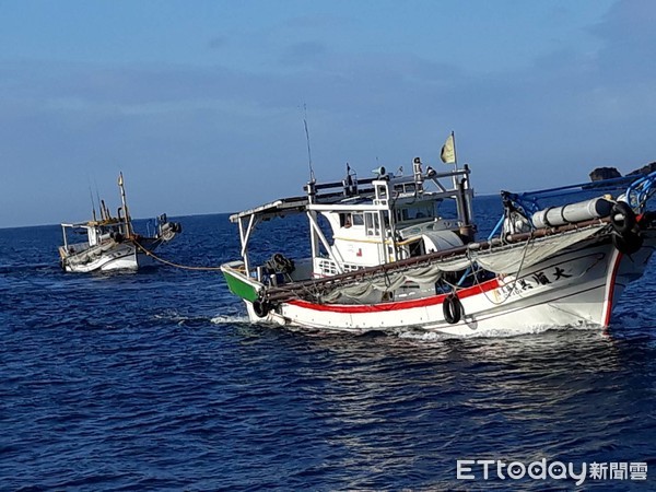 ▲海巡署恆春海巡隊將在恆春貓鼻頭外海漁船戒護入港維修，讓船長很感激             。（圖／記者陳崑福翻攝）