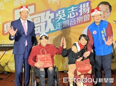 與桃園院童歡度平安夜　郭台銘表態力挺吳志揚進入國會