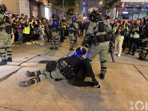 ▲▼【聖誕節．港九直播】黑衣人縱火燒港鐵旺角站　交通燈被破壞出煙