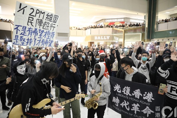 【聖誕節】平安夜海港城、朗豪坊爆衝突　警方施放胡椒噴霧拘多人