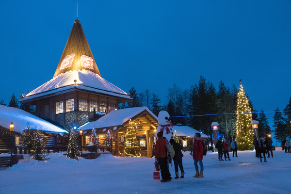 ▲▼芬蘭拉普蘭區（Lapland）首府羅文尼米（Rovaniemi）的耶誕老人村。（圖／達志影像／美聯社）