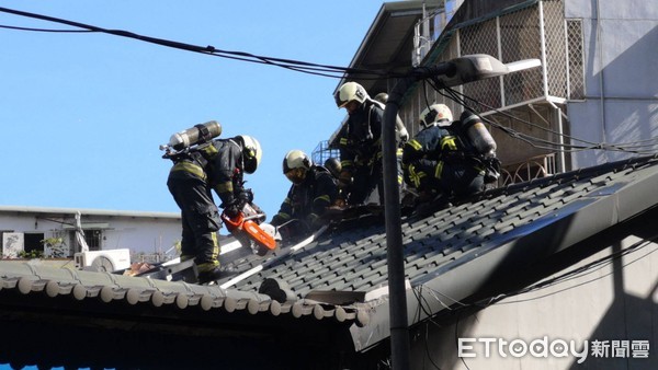 ▲▼警消獲報到場後20分鐘後將火勢撲滅。（圖／記者黃彥傑攝）