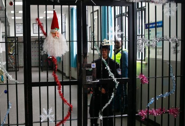 ▲▼上海市青浦監獄外籍服刑人員監區的大門上掛著聖誕節裝飾品。歡度聖誕節。（圖／翻攝自澎湃新聞）