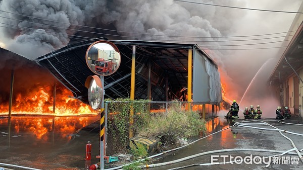 ▲台南市永康區富強路二段398巷一處工廠上午發生火警，有濃煙烈火冒出，台南市消防局出動41車103人前往搶救。（圖／記者林悅翻攝，下同）