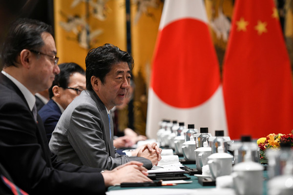 ▲▼日本首相安倍晉三會談中國國務院總理李克強。（圖／路透）
