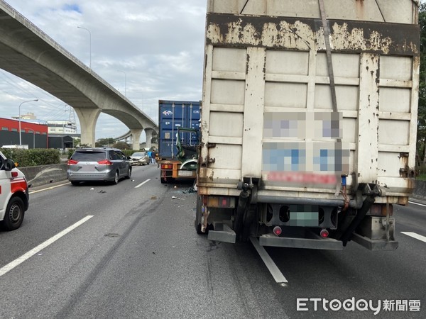 ▲▼國道一號中壢段6車連環撞，1人命危。（圖／記者沈繼昌翻攝）