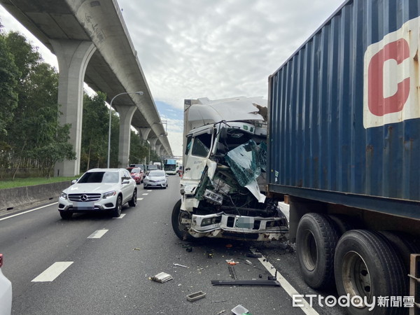 ▲▼國道一號中壢段6車連環撞，1人命危。（圖／記者沈繼昌翻攝）