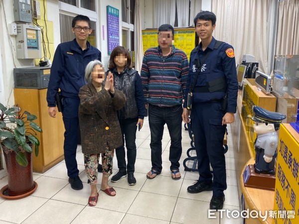 ▲迷途阿嬤雙手合十感謝員警幫忙。（圖／龜山警分局提供）