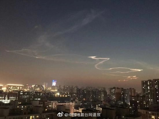 ▲▼北京多地上空驚現奇特雲彩。（圖／翻攝微博）
