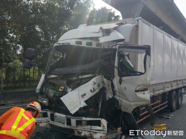 ▲中山高北上桃園路段25日中午發生大貨車追撞貨櫃車，大貨車車頭嚴重扭曲變形，劉姓駕駛送醫急救仍不治。（圖／記者沈繼昌翻攝）