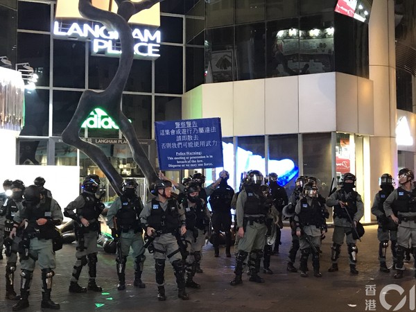 ▲香港聖誕節旺角衝突，多人被警要求舉手面壁攔查。（圖／香港01授權提供，下同）