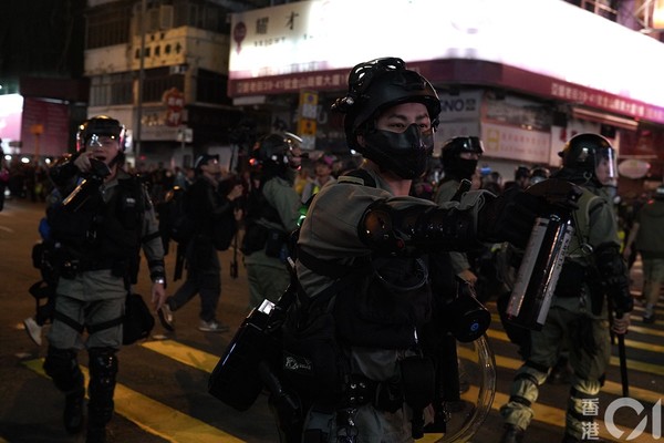 ▲香港聖誕節旺角衝突，多人被警要求舉手面壁攔查。（圖／香港01授權提供，下同）