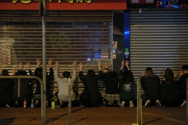 ▲香港聖誕節旺角衝突，多人被警要求舉手面壁攔查。（圖／香港01授權提供，下同）